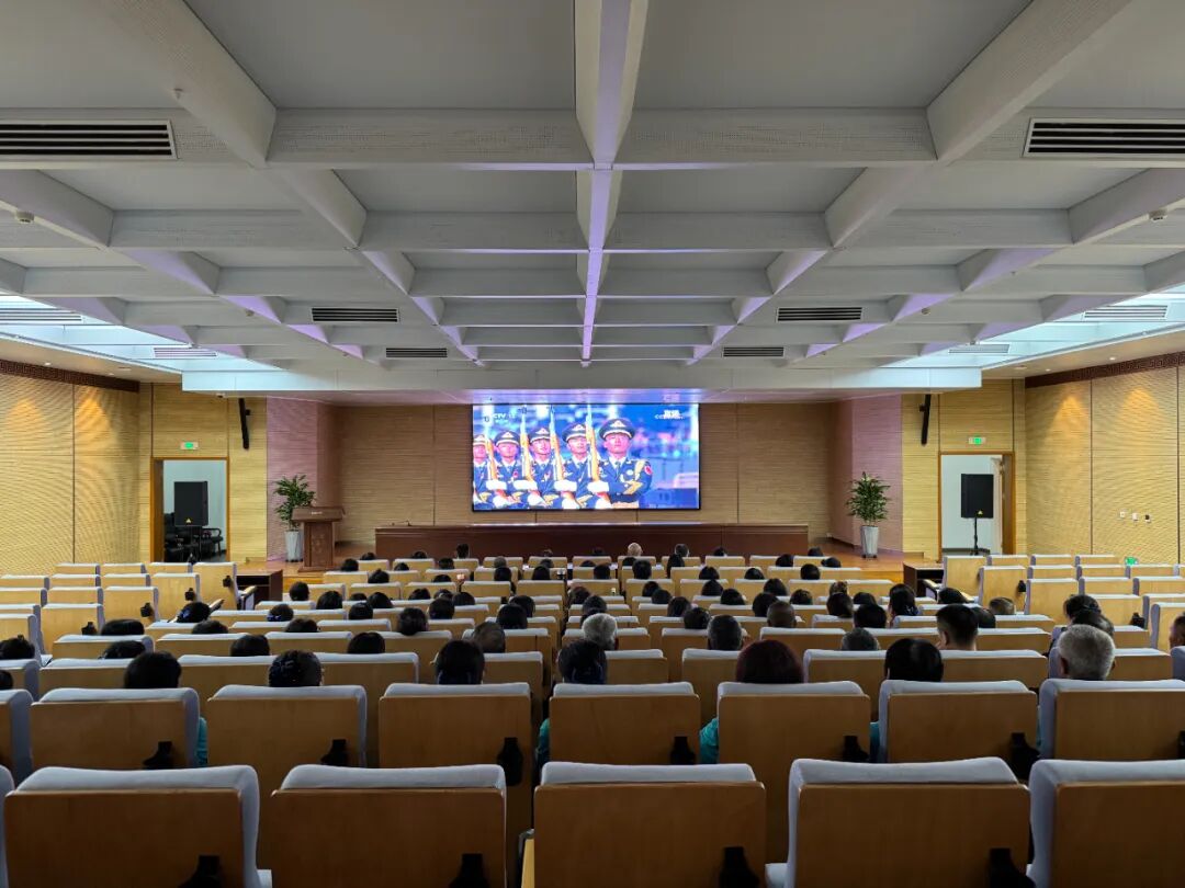 内蒙古文联全体干部职工观看纪念中国人民抗日战争暨世界反法西斯战争胜利80周年大会 第3张