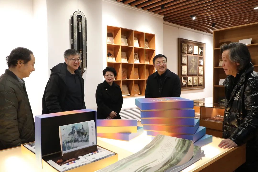 冀晓青参观“内蒙古舞蹈家协会舞蹈影像成果展” 第4张