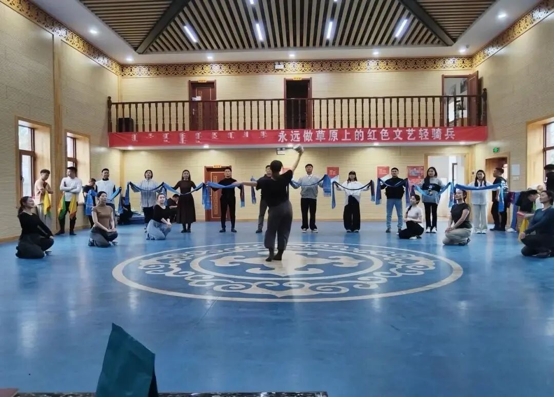艺术扎根草原！我们的美好生活“9+N”文艺志愿服务活动点燃乡村振兴新图景 第5张