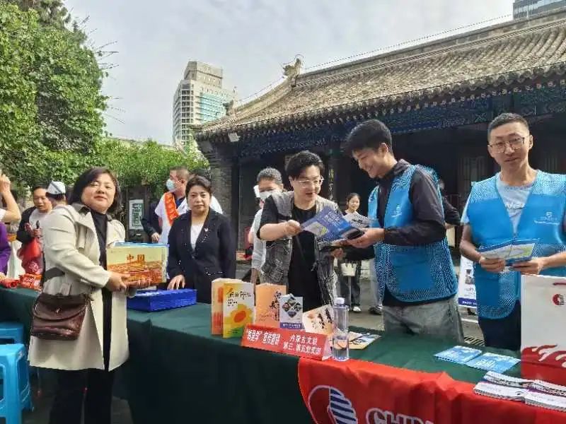 内蒙古文联第三党支部、第五党支部走进社区共同开展主题党日活动 第2张