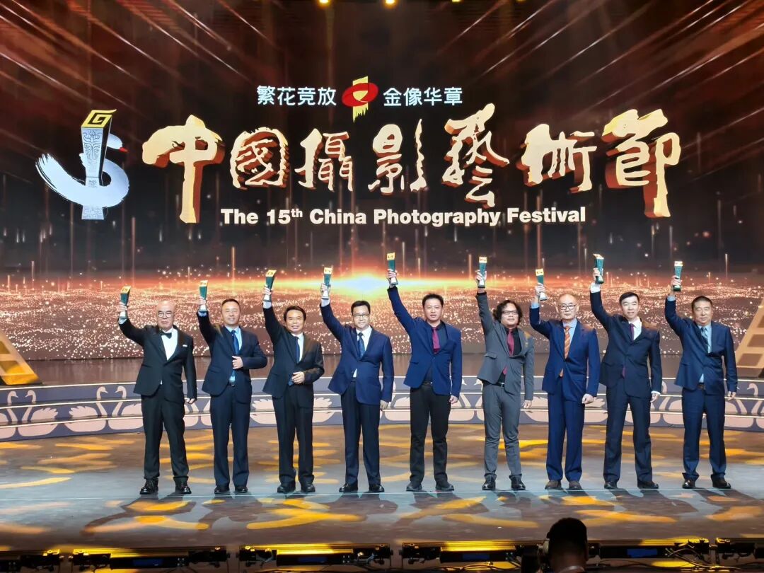 诺敏·何获第十五届中国摄影金像奖纪实摄影类奖项！ 第1张