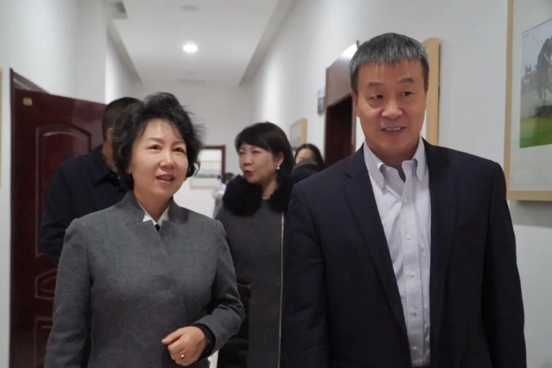 内蒙古自治区附属医院在内蒙古文联开展义诊活动 第1张