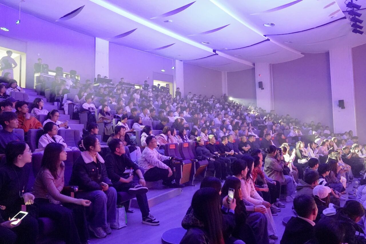 “感党恩 听党话 跟党走”送欢笑·曲艺、杂技走进内蒙古大学圆满落幕 第2张