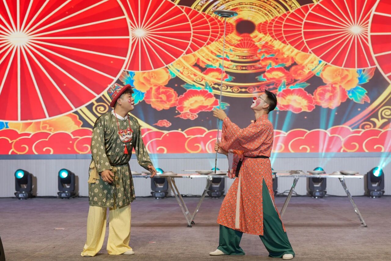 “感党恩 听党话 跟党走”送欢笑·曲艺、杂技走进内蒙古大学圆满落幕 第7张