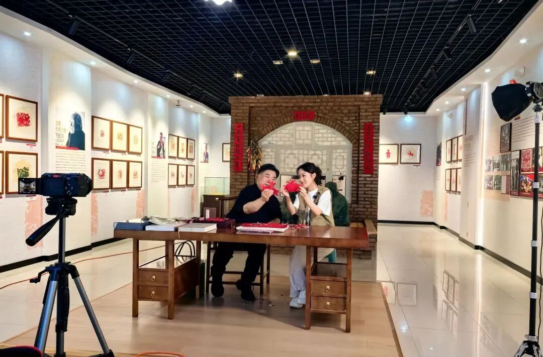国家重点规划项目世界级非遗专题纪录片《中国剪纸》在和林格尔县开拍 第2张