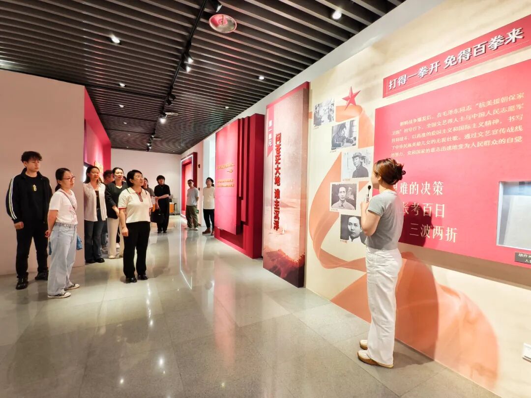 内蒙古文联青工委组织青年干部参观革命文物特展 第1张