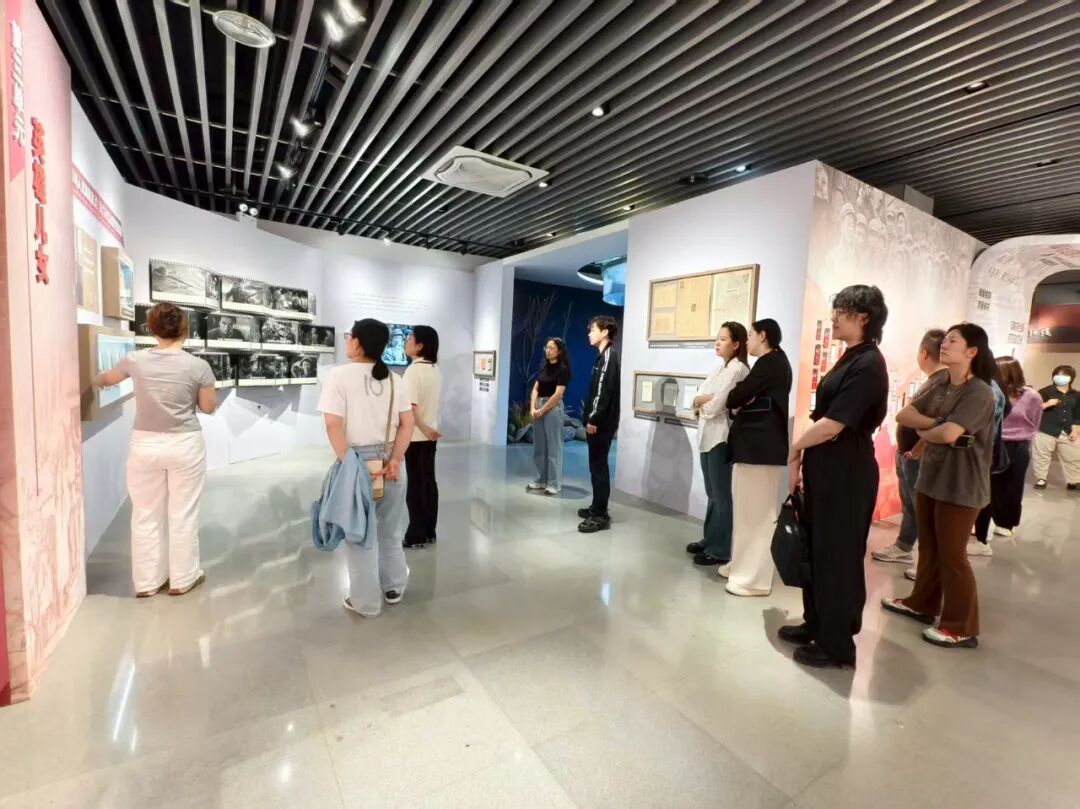 内蒙古文联青工委组织青年干部参观革命文物特展 第2张