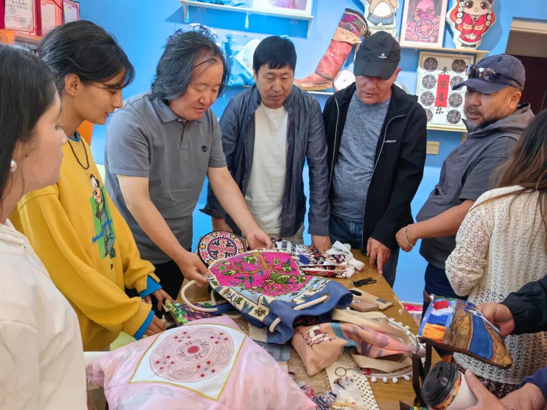 内蒙古美术家协会文艺志愿者在行动 第1张