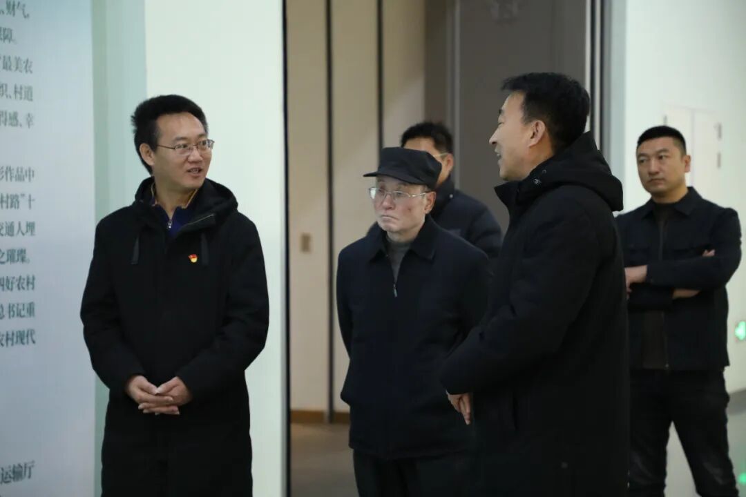 内蒙古文联组织党员参观“四好农村路”十周年摄影展 第2张
