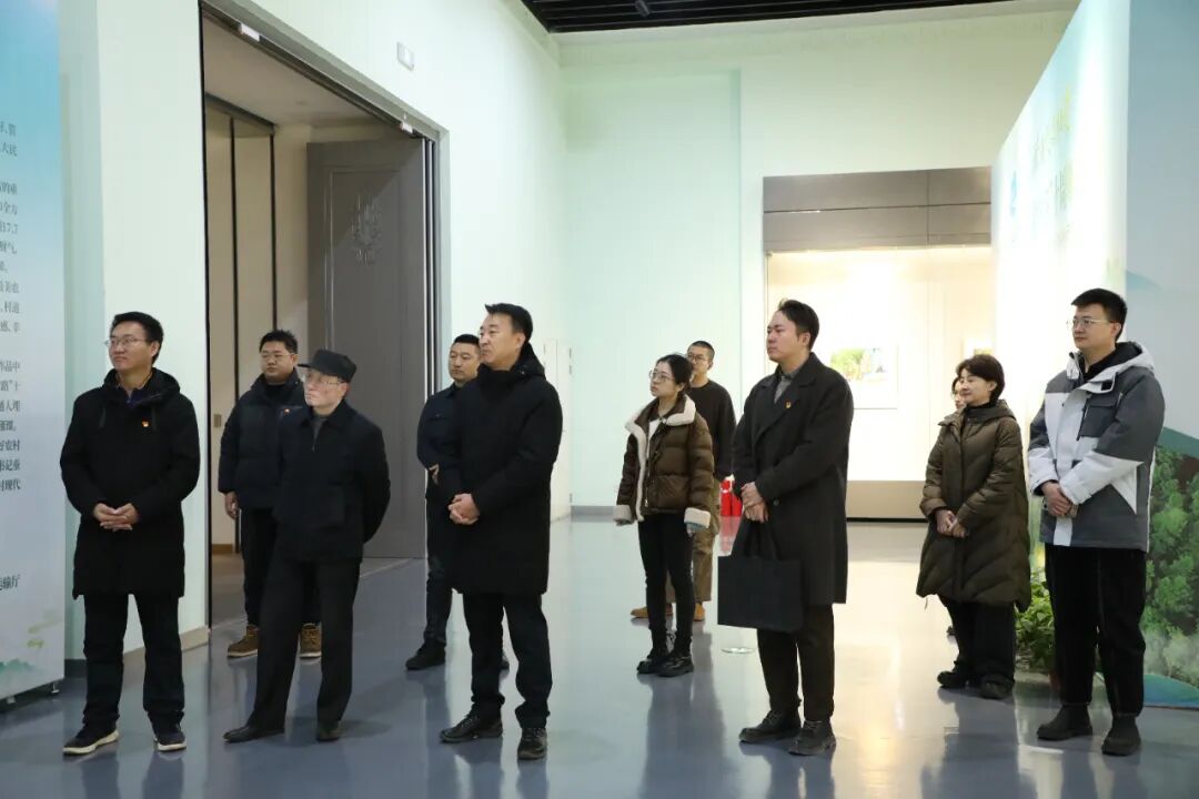 内蒙古文联组织党员参观“四好农村路”十周年摄影展 第1张