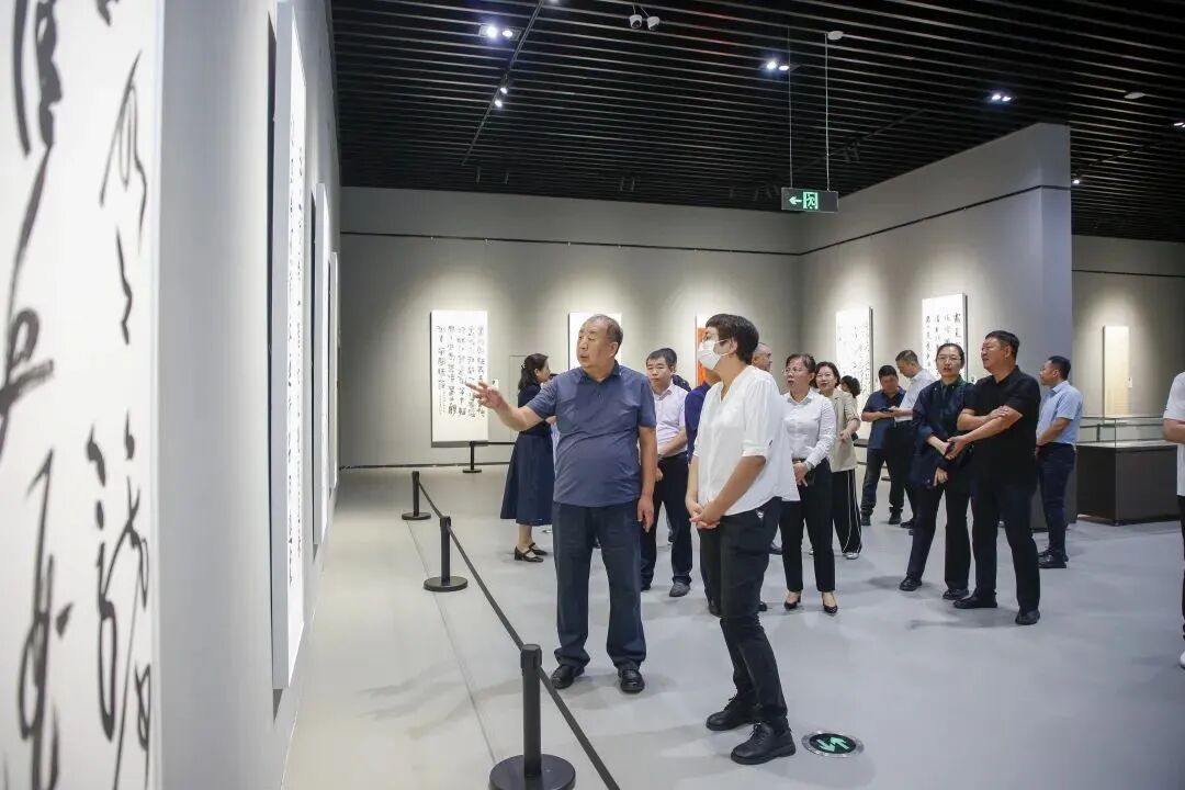 “墨虹广架 笔舞北疆 ”全国书法名家作品邀请展（兴安盟站）开展 第1张