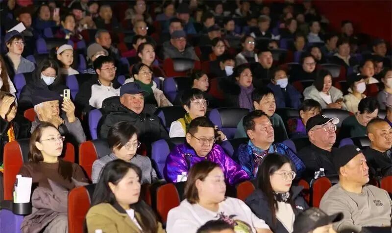 《巴林塔娜》首映 温情讲述巴林右旗植绿治沙故事 第2张