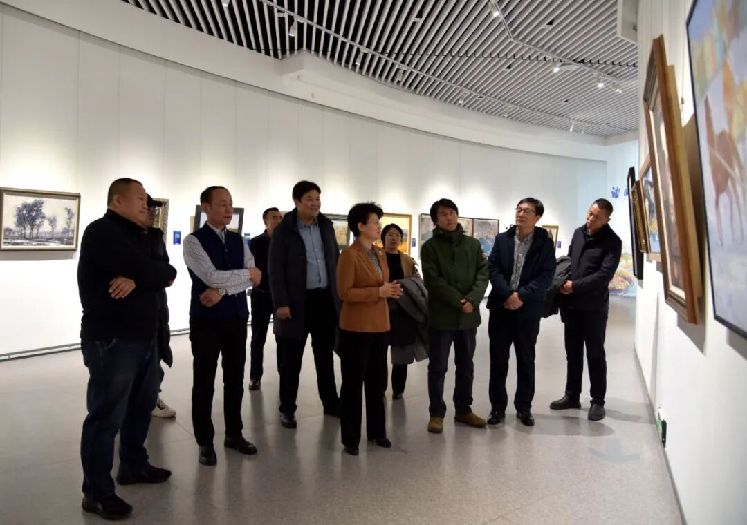 党组成员、副主席姜润生等陪同调研座谈。在“呼伦贝尔油画城”进行调研参观“中国油画名家主题作品展览”调