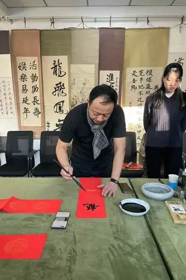 “翰墨飘香迎新春”主题党日活动增添文化年味 第3张