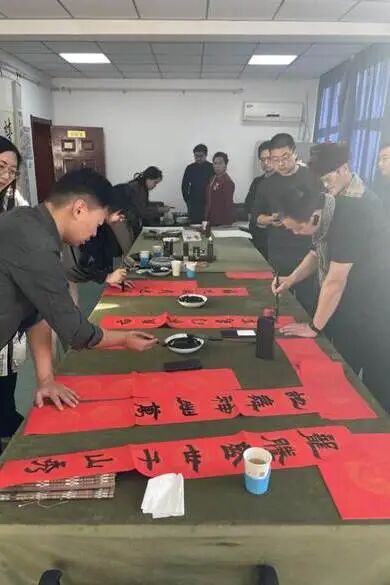 “翰墨飘香迎新春”主题党日活动增添文化年味 第2张