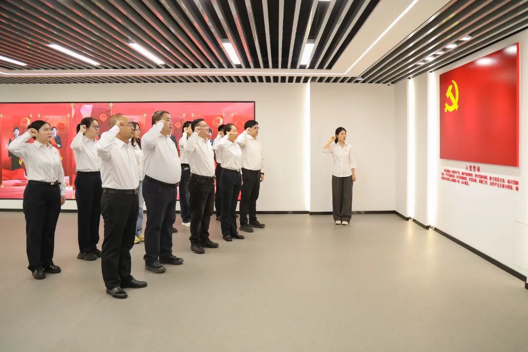 党员政治生活馆重温入党誓词.jpg