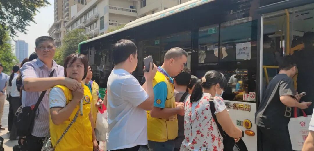 目前全市已铺设盲道2062公里,配备无障碍设施人行天桥117座,投放低