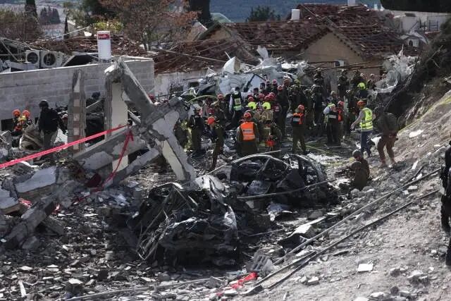 3月1日在耶路撒冷西部城镇贝特谢梅什拍摄的导弹袭击现场。新华社 发