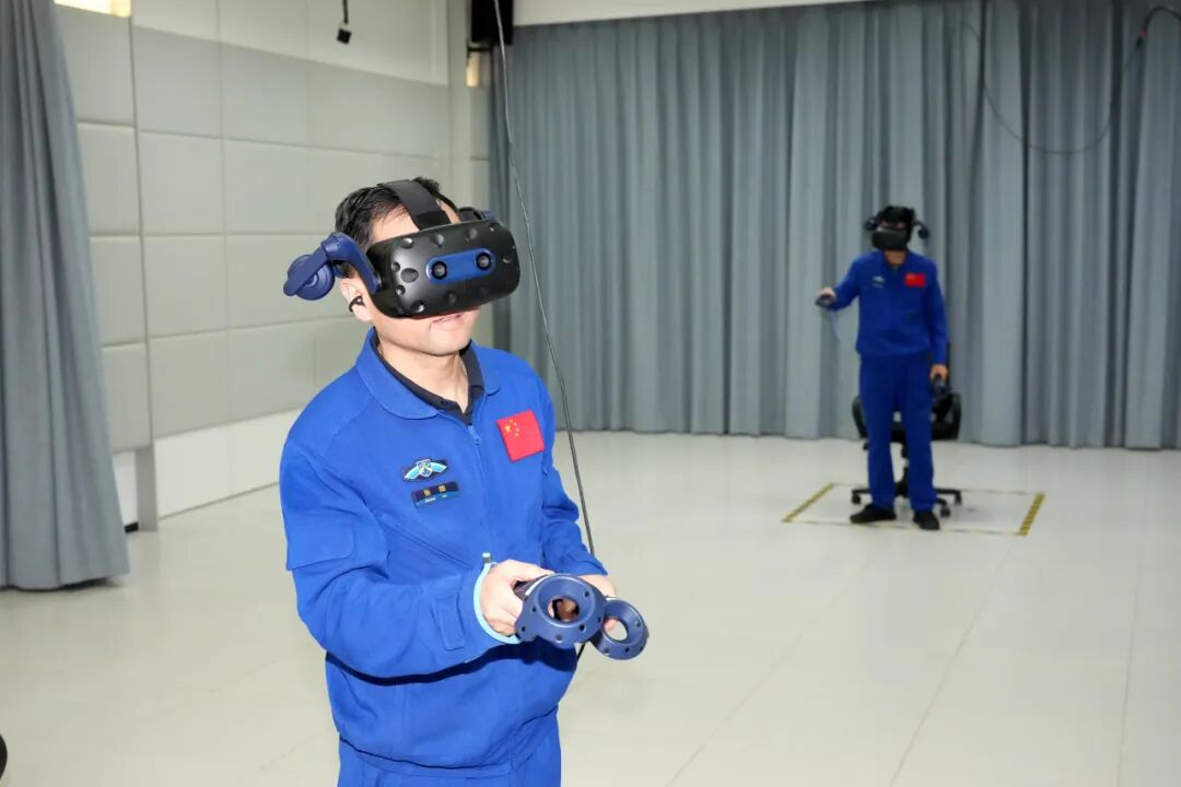 航天员张陆在进行虚拟现实训练