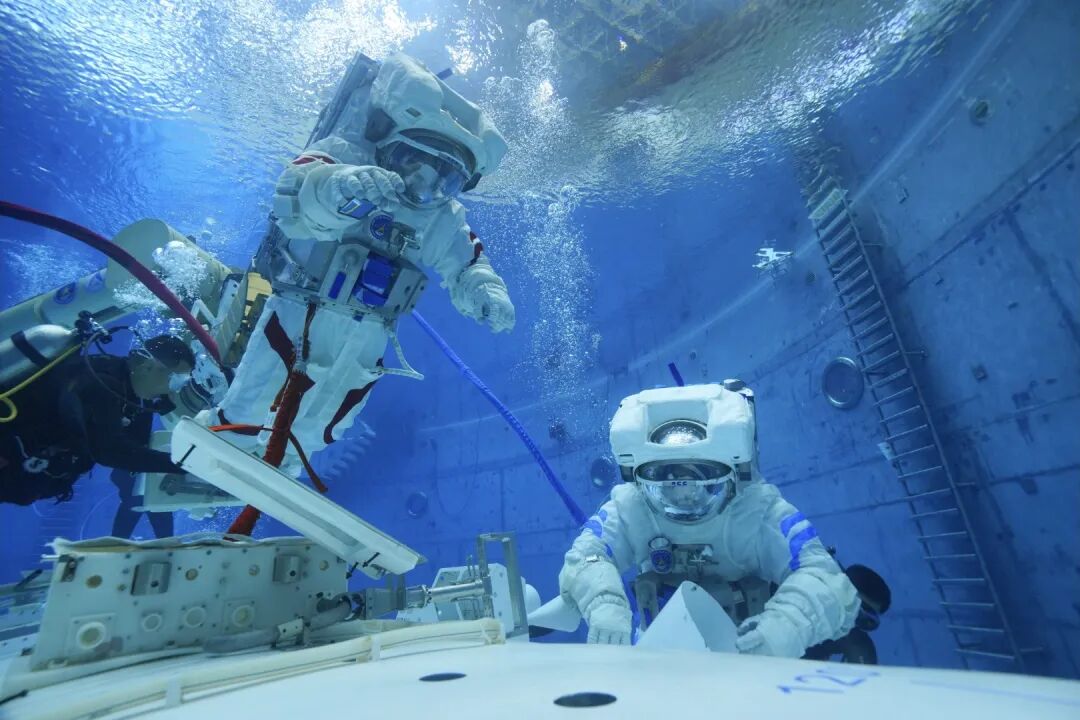 航天员张陆（左）和张洪章（右）在进行水下出舱活动训练