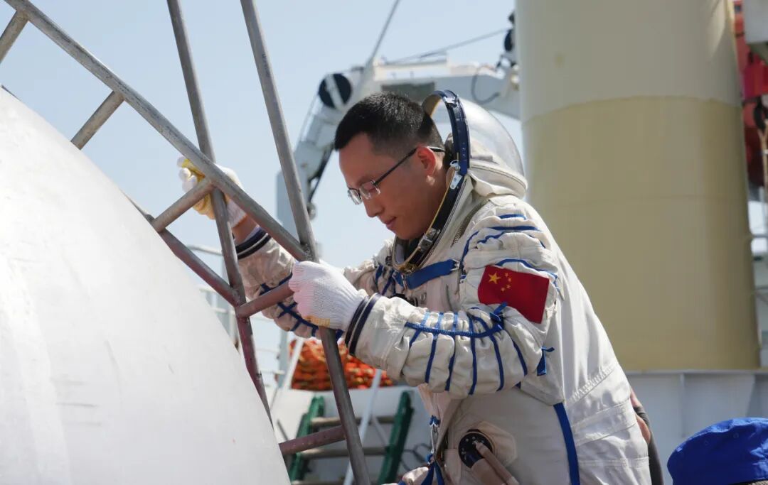 航天员张洪章海上救生训练前进舱