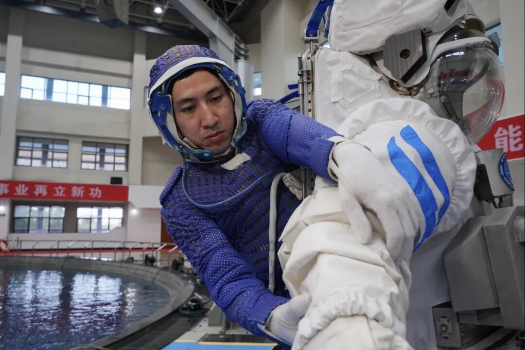 航天员武飞水下出舱活动训练前进入水下训练服