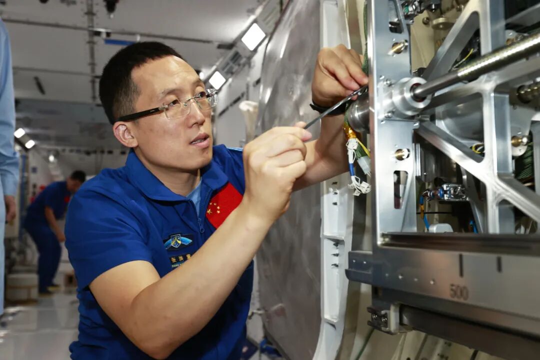 航天员张洪章在进行设备维修训练