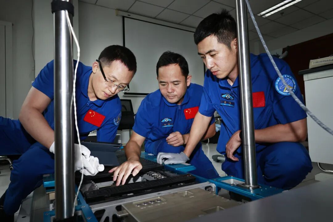 航天员乘组在进行设备维修训练