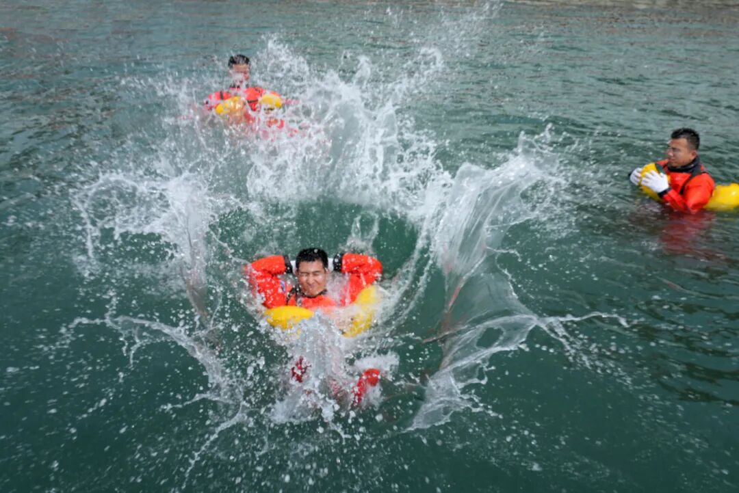 航天员武飞在进行海上救生训练