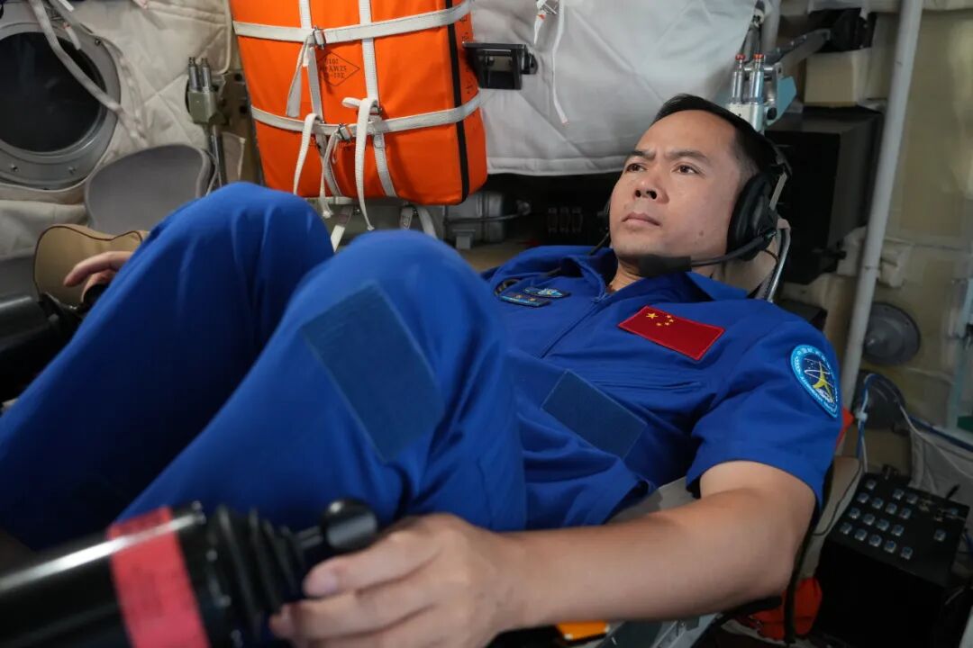 航天员张陆在进行手控交会对接训练