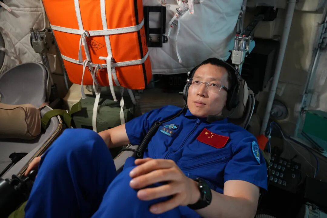 航天员张洪章在进行手控交会对接训练