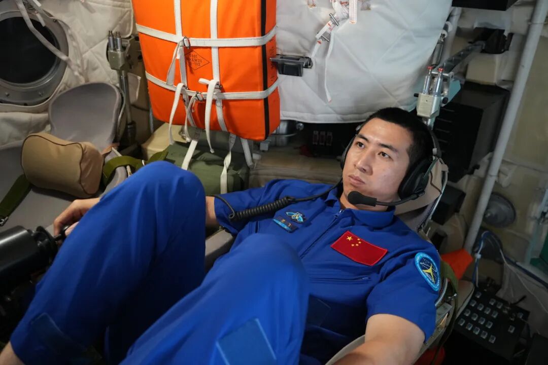 航天员武飞在进行手控交会对接训练