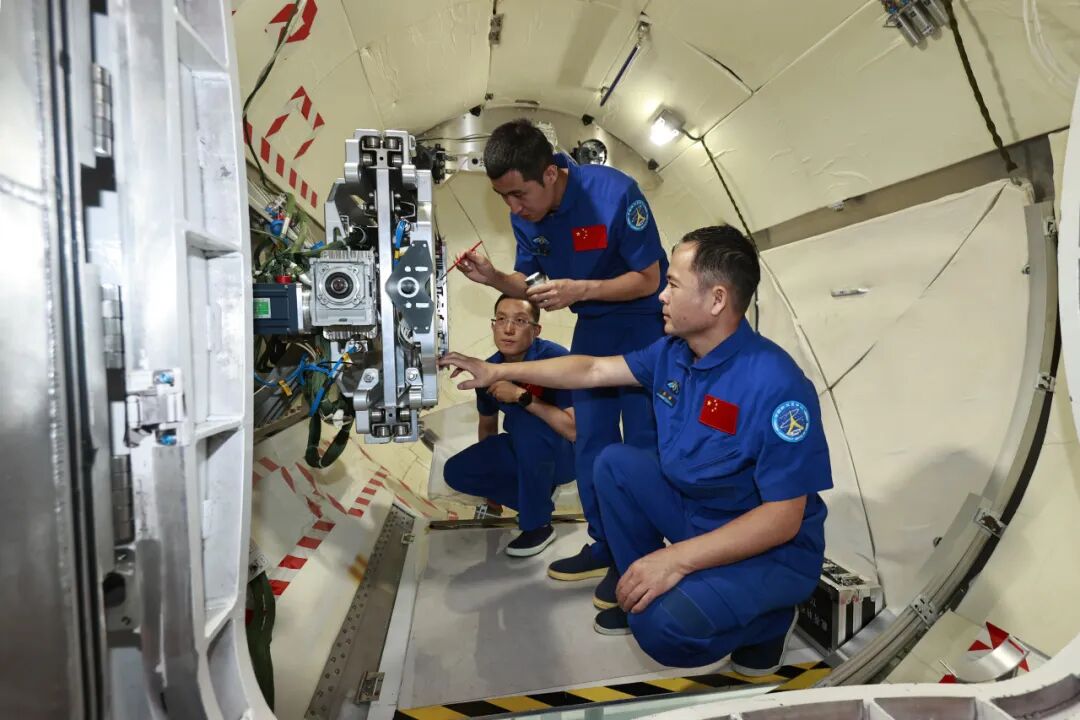 航天员乘组在进行设备维修训练
