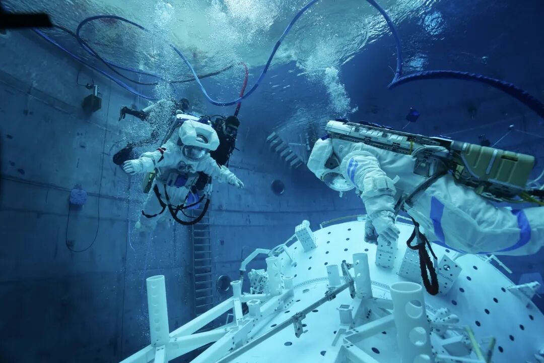 航天员乘组在进行水下出舱活动训练