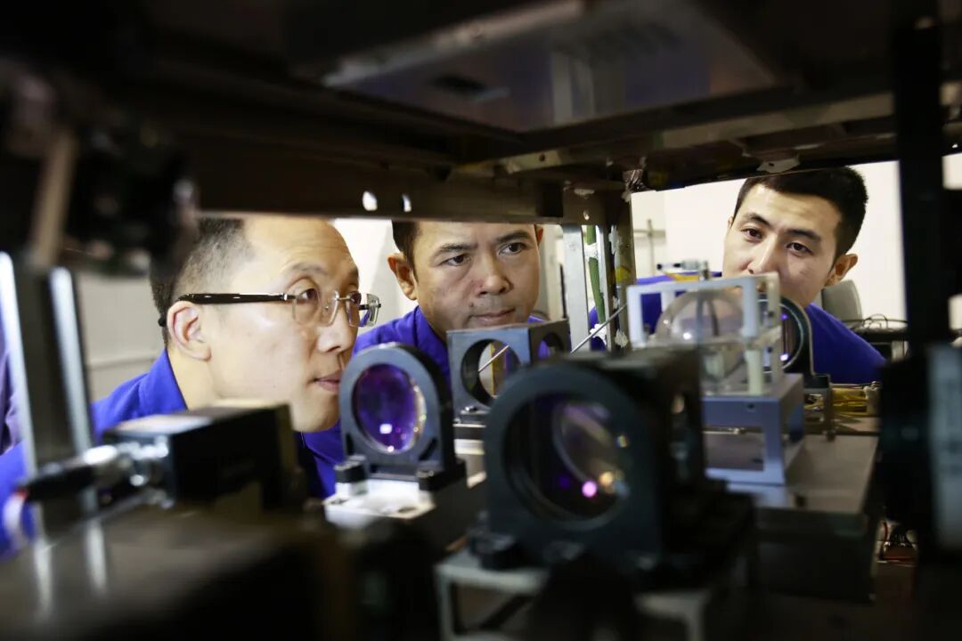 航天员乘组在进行机柜设备操作训练