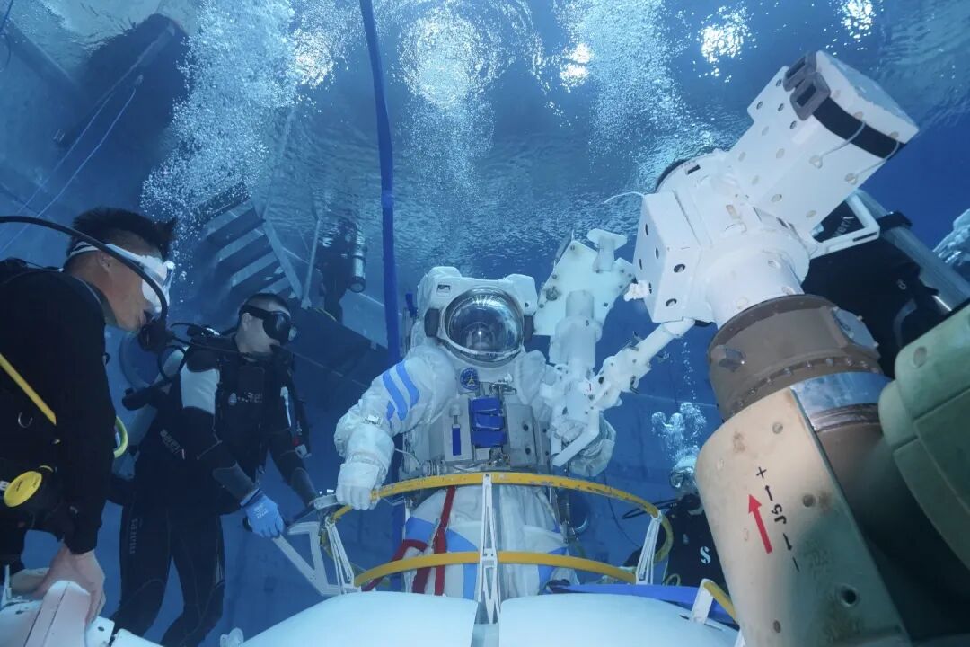 航天员张洪章在进行水下出舱活动训练