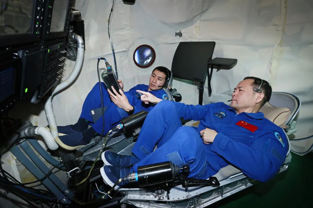 航天员武飞（左）、张陆（右）在进行训练