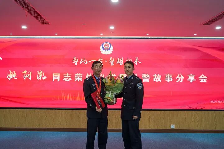 一线传真20来页的书把这位二级英模看泪目了