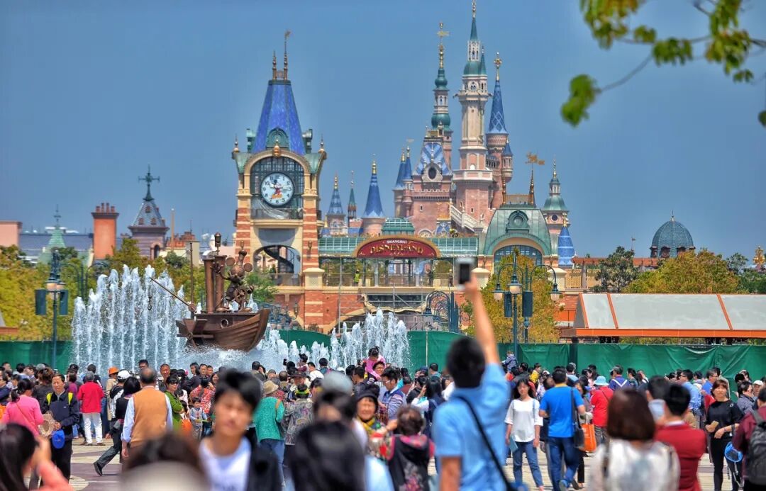 我要去迪斯尼小镇！我要和米奇合影！”五一小长假的第一天，迪斯尼小镇人声鼎沸。孙中钦.jpeg