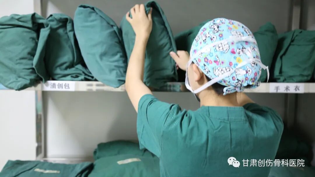 手术室无影灯怎么安装【医疗动态】无影灯下——手术室护士的“十八般武艺”_https://www.jmylbn.com_新闻资讯_第10张