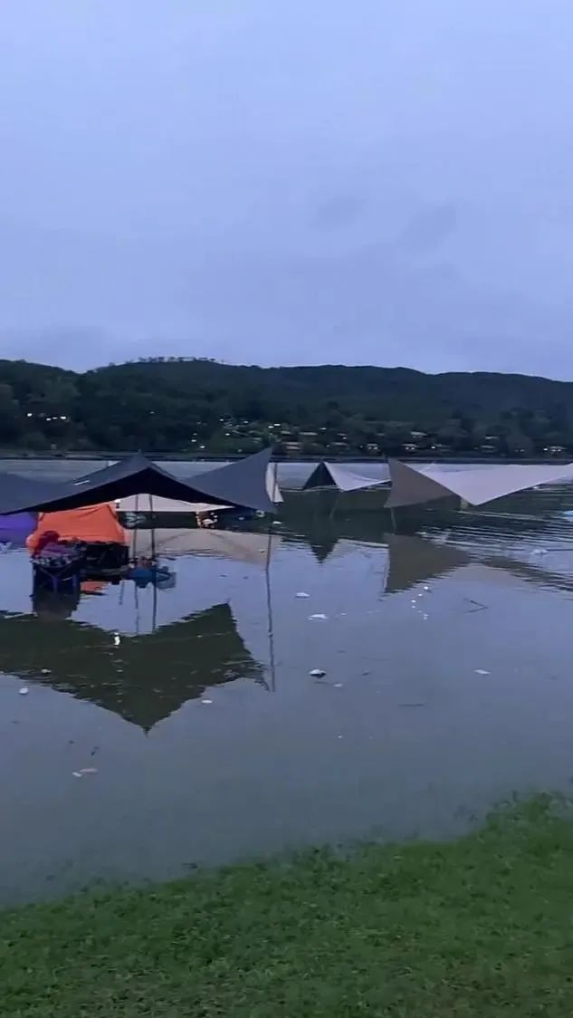 游客网红露营地醒来发现睡在水里