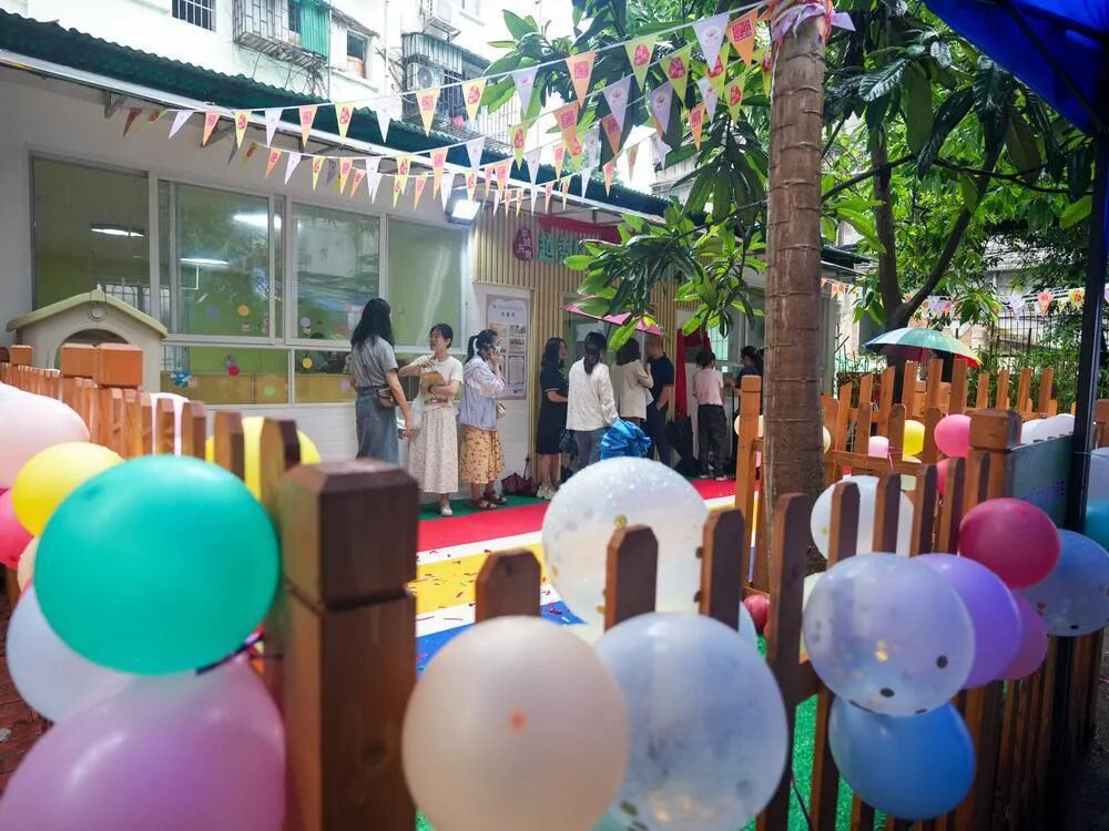 ▲广州市首家街道普惠托育园外面有一个可以活动的小院子。