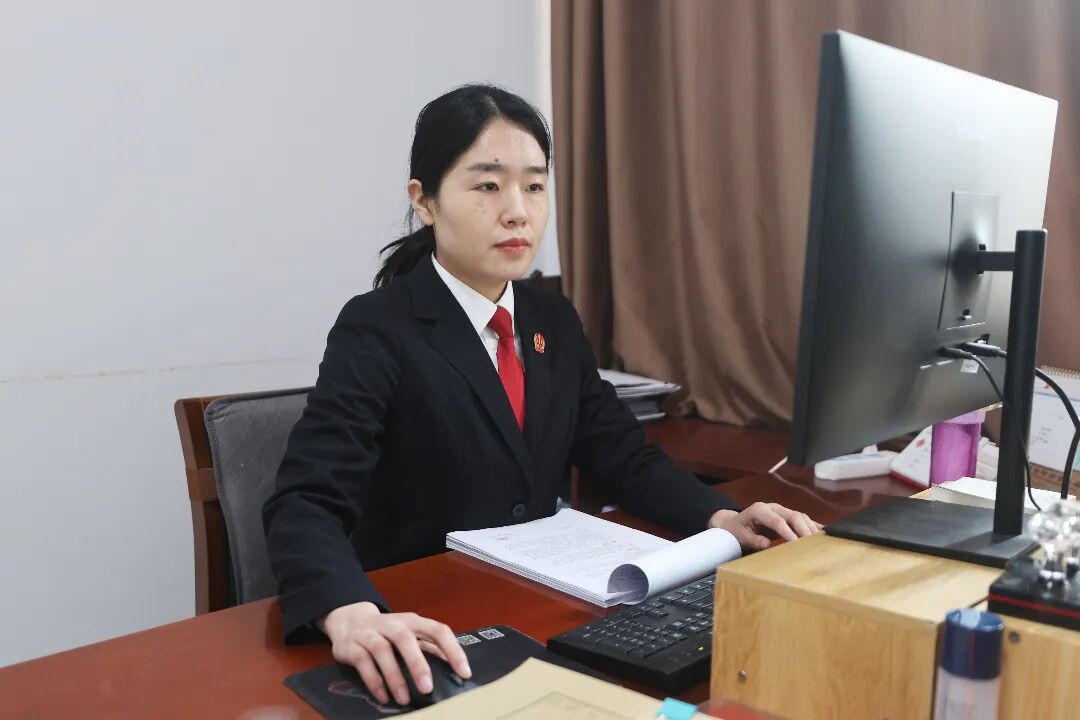 图1、工作中的赵新。.jpg