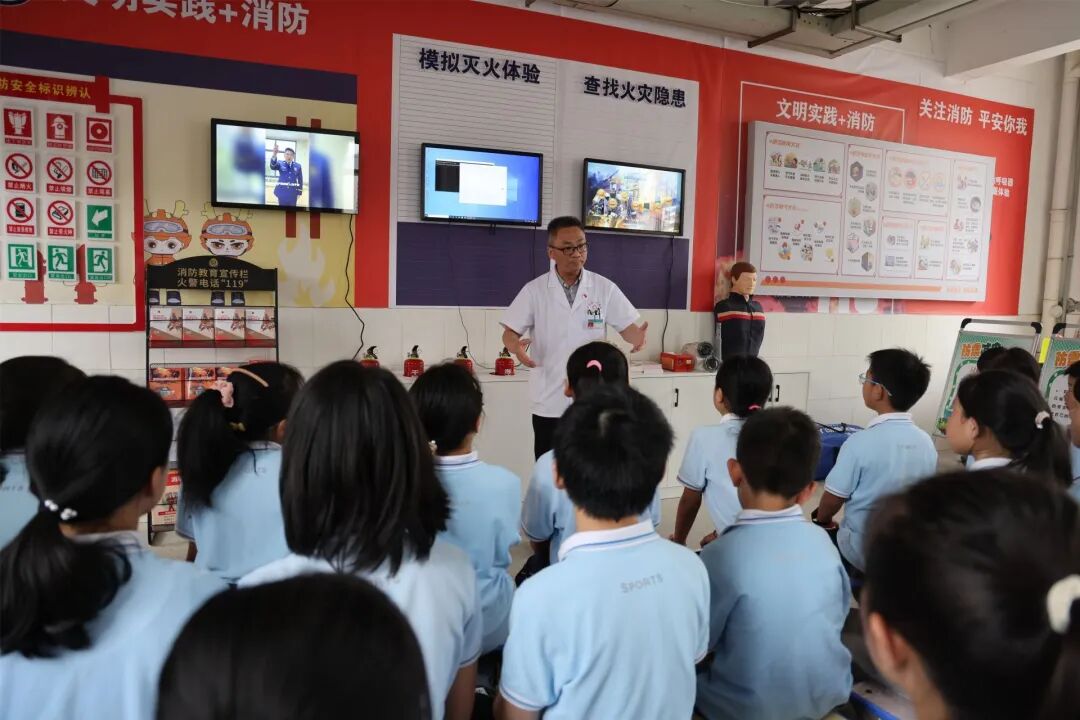 在学校消防宣传室,活动现场设置了消防模拟灭火,查找火灾隐患,心肺