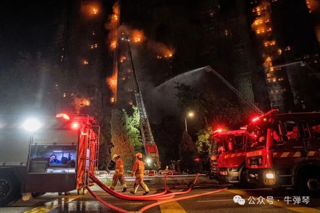 消防员在王福法院喷洒火灾。