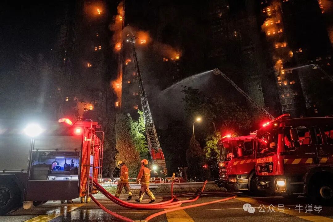 消防员在王福法院喷洒火灾。