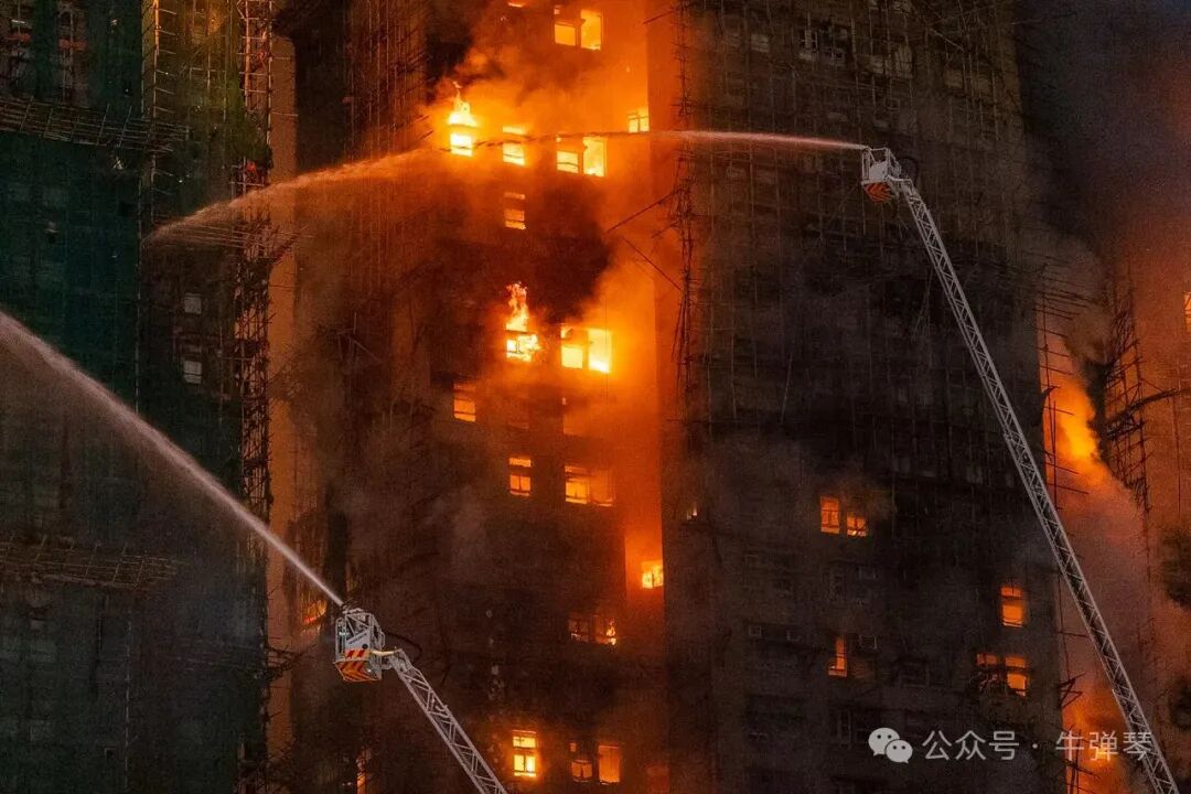 消防员试图扑灭吞噬一栋建筑的火焰，此前旺福法院发生火灾。