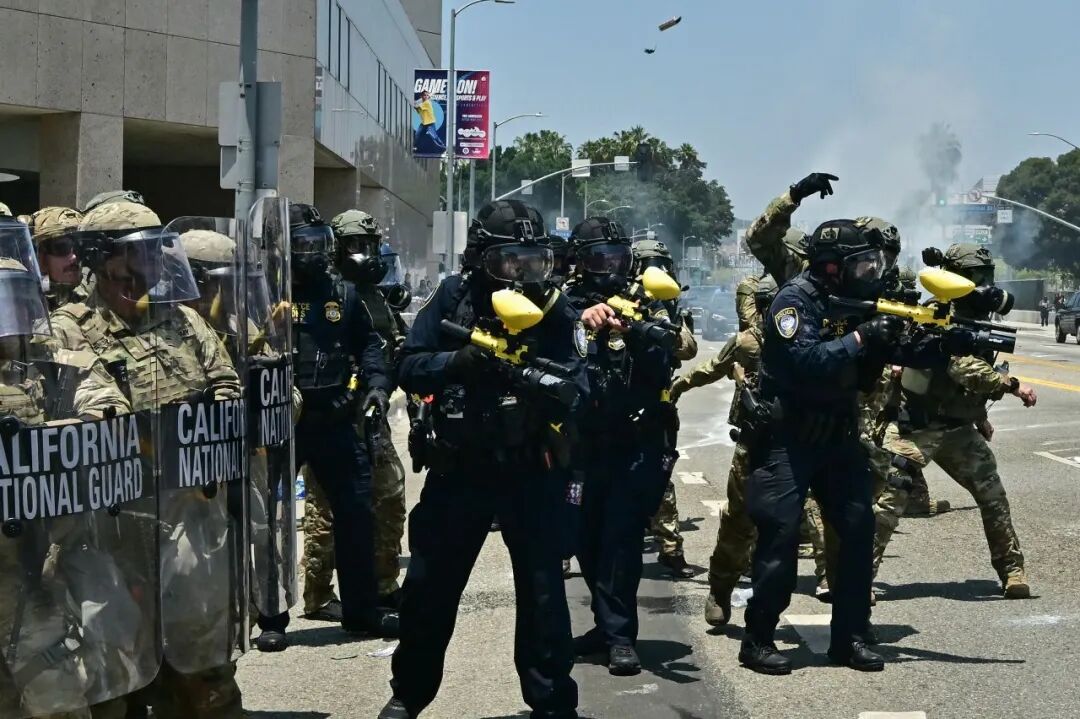 周日，国民警卫队士兵和国土安全部特工在洛杉矶大都会拘留中心外与示威者发生冲突。