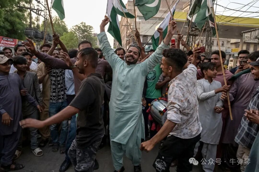 周六，巴基斯坦人民在印度海得拉巴庆祝巴基斯坦和印度之间的停火。