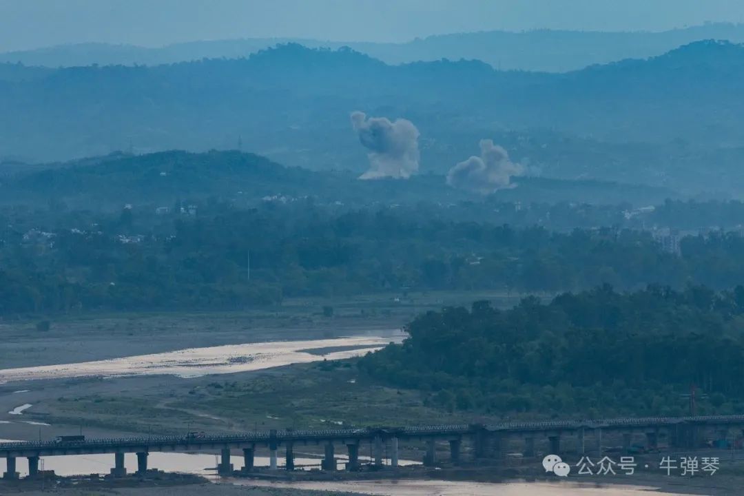 周六，印控克什米尔地区查谟发生爆炸后浓烟滚滚。